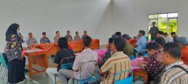 Pembagian Rompi Jaga Warga oleh Kapolres Gunungkidul di Balai Kalurahan Bandung